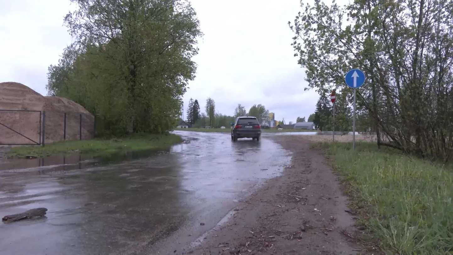 "Так можно и в аварию попасть!" Водители бьют тревогу по поводу опасного знака в Екабпилсе