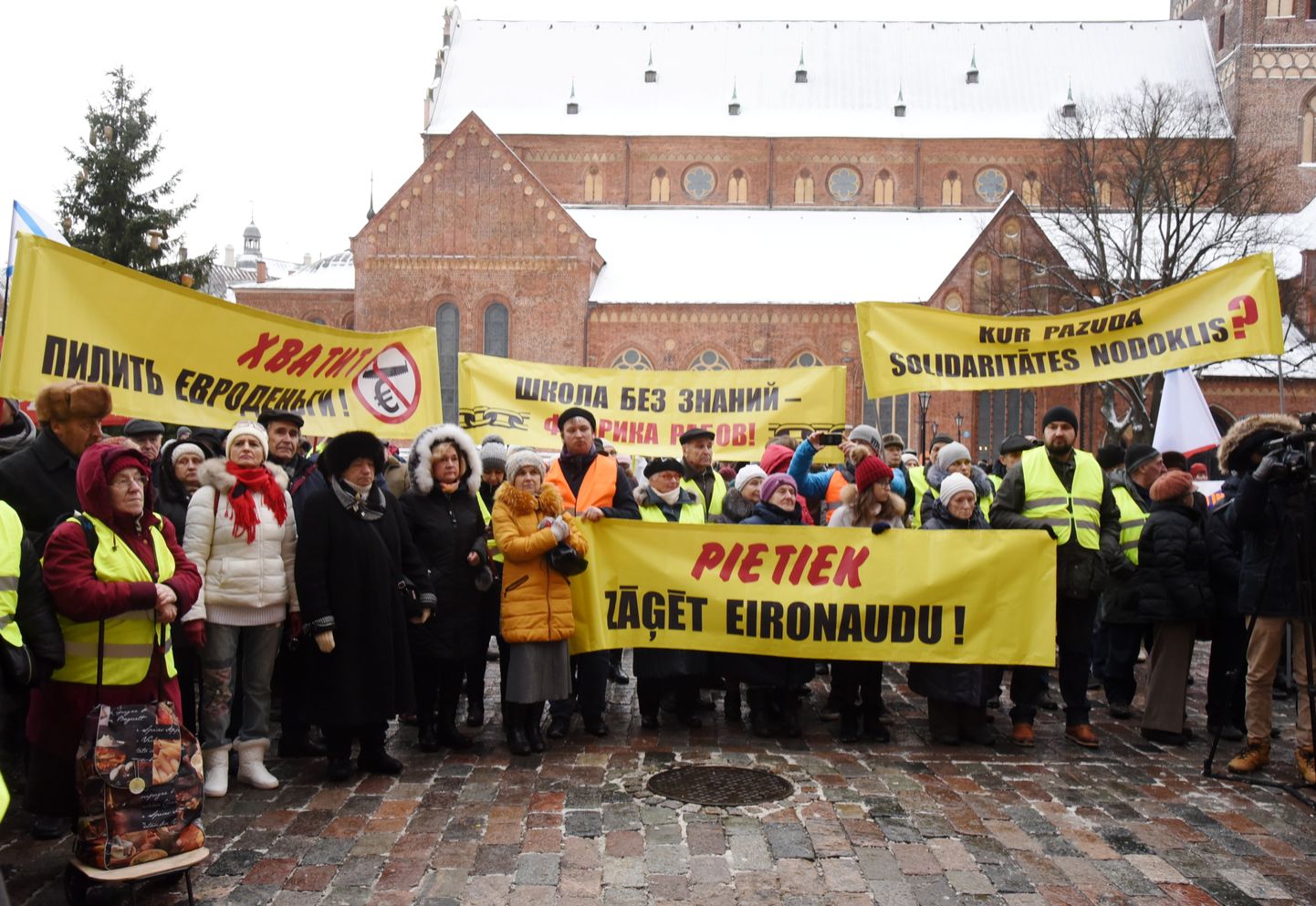 Doma laukumā norisinās Latvijas Krievu savienības organizēts protesta pasākums