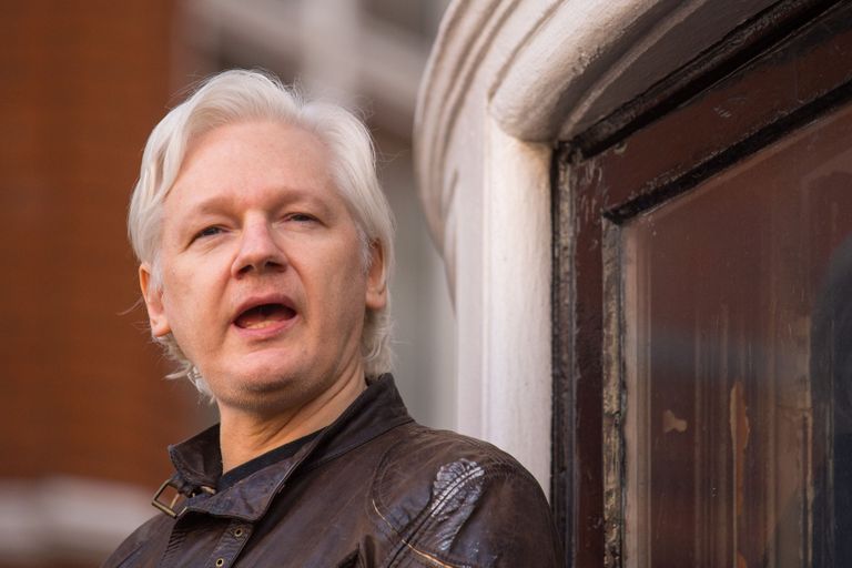 Julian Assange 2017. aastal Londonis Ecuadori saatkonna rõdul