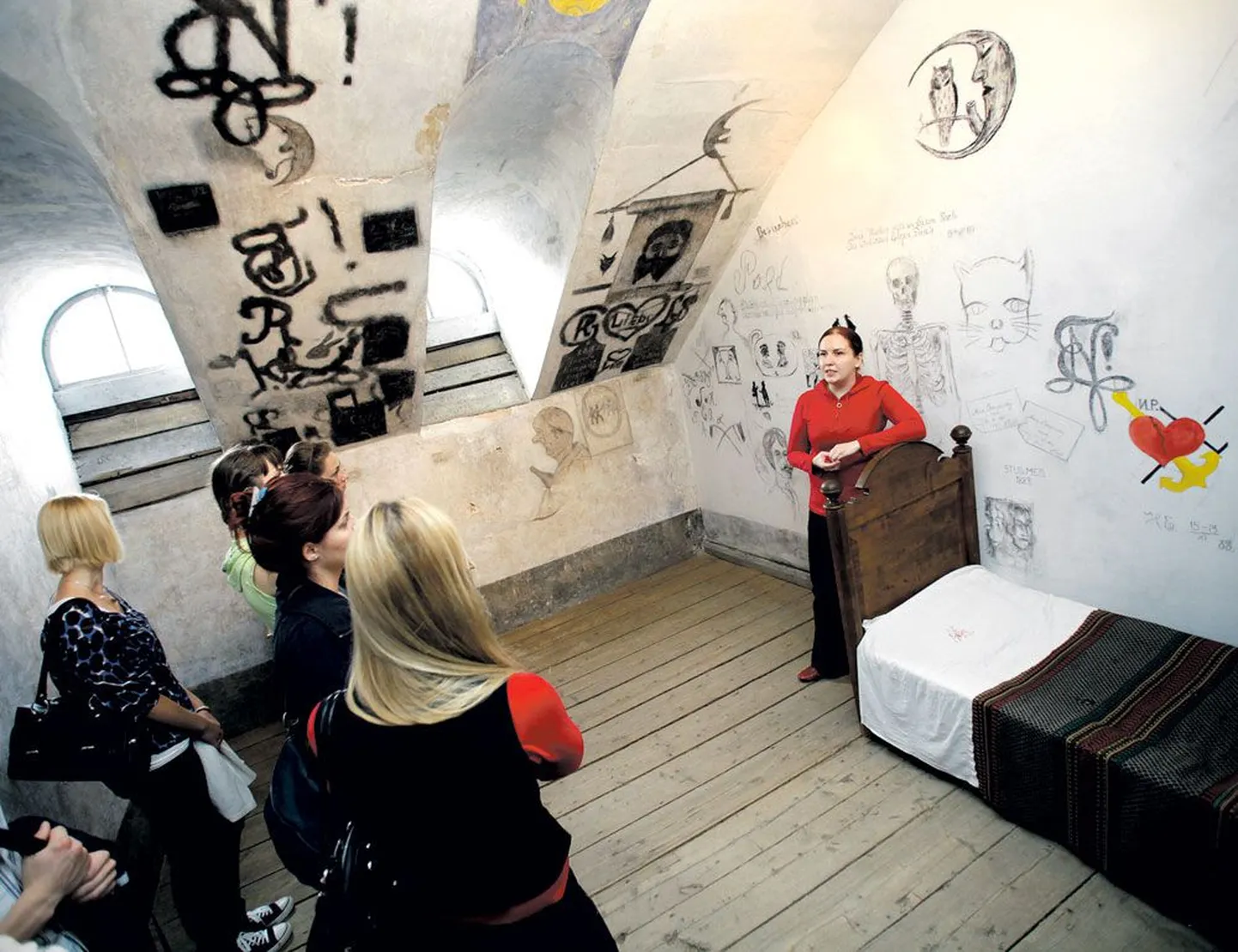 Tartu Ülikooli kunstimuuseumi giid Kerttu Palginõmm tutvustas eile rebastele peahoone ajaloolist kartserit.