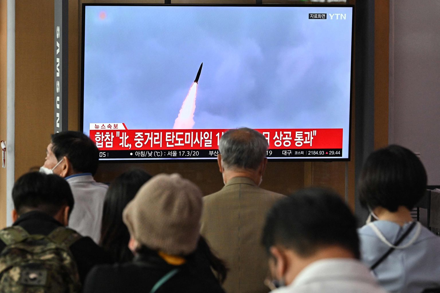 Inimesed vaatamas uudist Põhja-Korea raketitulistamise kohta Souli raudteejaamas.