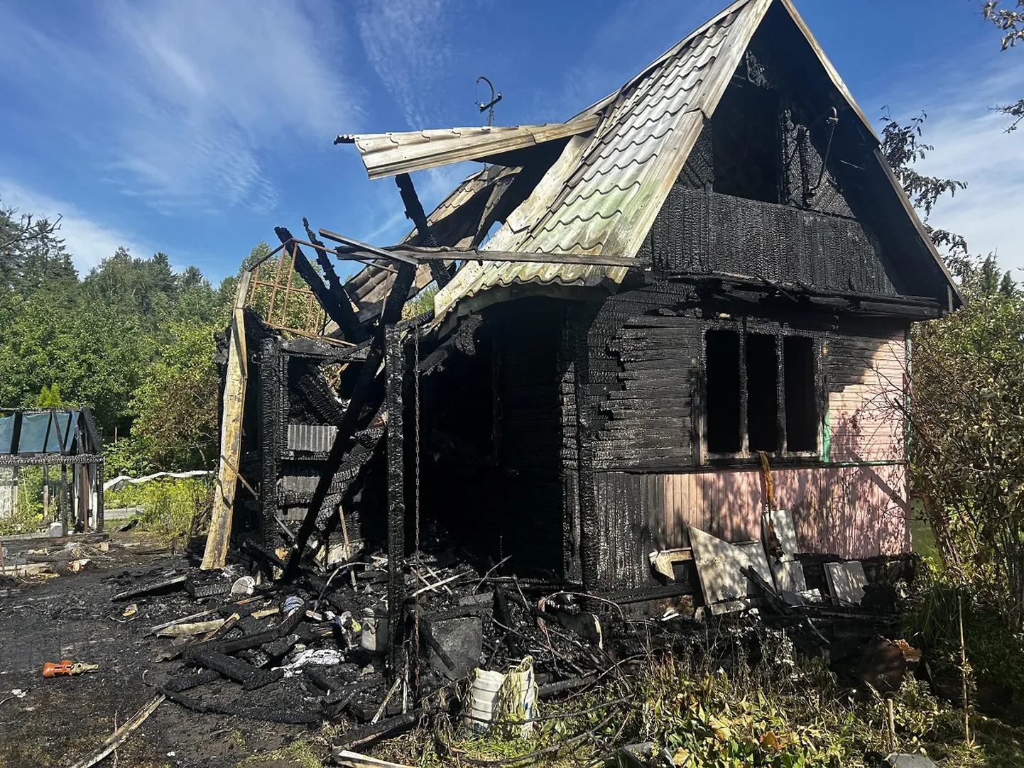 Neljapäeval Narvas Rahu tänaval tulekahjus hävinud aiamaja.