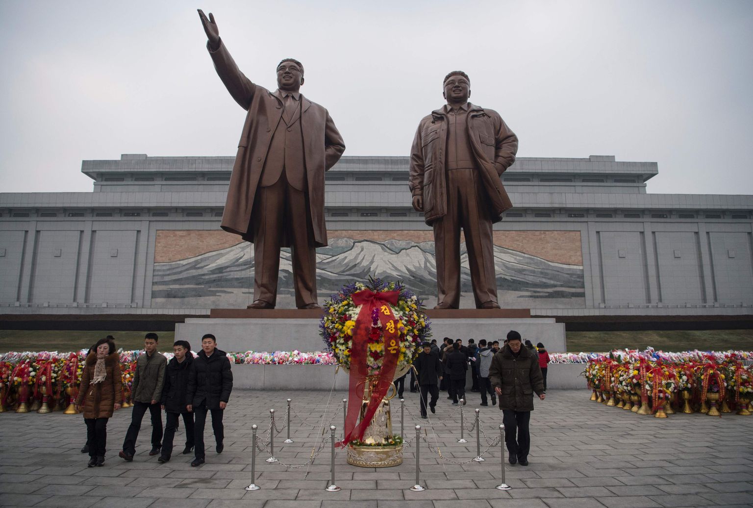 Põhjakorealased asetasid lilli Kim Il-Sungi ja Kim Jong-Ili ausammaste juurde.
