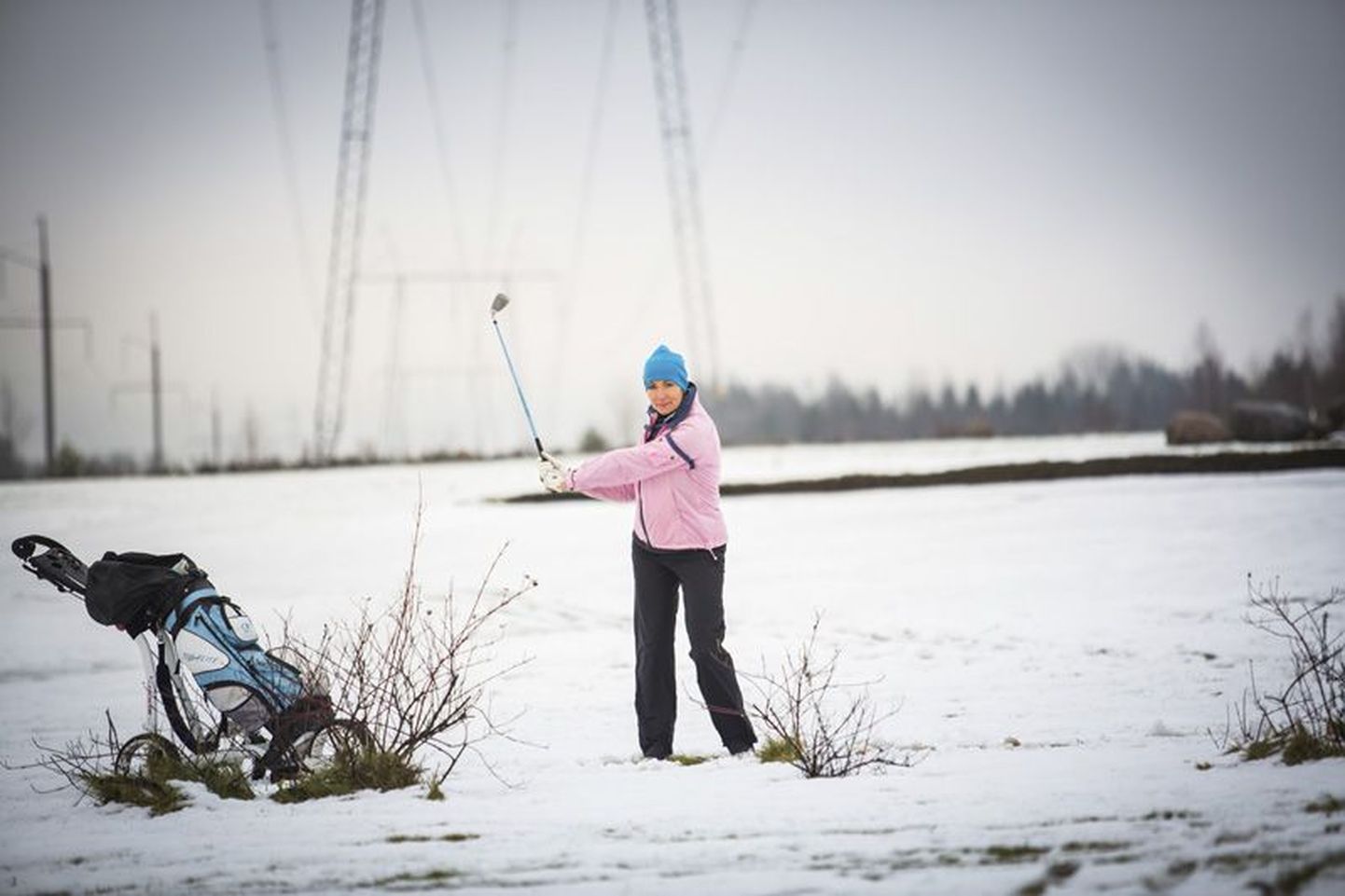 Õpetaja Kaie Kenderi koolipäevad venivad nii pikaks, et lemmiktegevuseks - golfi mängimiseks - jagub tema kurvastuseks aega liiga vähe. Viiekordne maakonna meister golfis on nii tarmukas, et on nõus ka kesk lund palle lööma.