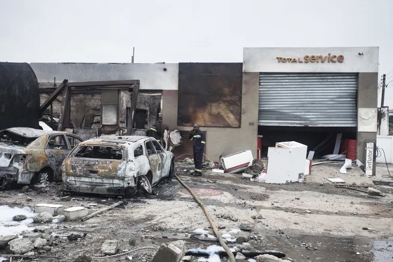 Tuletõrjujad eilse gaasi-ja bensiiniplahvatuse sündmuskohal. Foto: Richmond Bretuo/AP/Scanpix