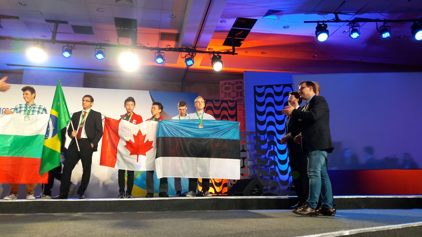 Rahvusvahelise matemaatikaolümpiaadi hõbemedal tuli Eestisse. Pildil Eesti lipuga HTG noormees Richard Luhtaru.