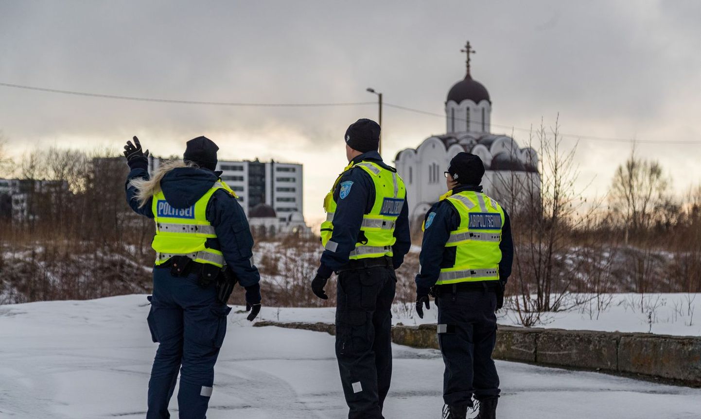 Поскольку действующий закон не разрешает получать и пенсию, и работать дальше, полиция Эстонии рискует остаться без четверти своих сотрудников - 1000 человек.