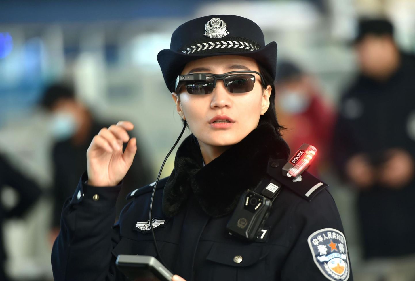 Hiina politseinik näotuvastust võimaldavate nutiprillidega patrullimas Zhengzhou raudteejaamas Henai provintsis Hiinas. Uuendus on tõhus tagaotsitavate tuvastamiseks, kuid on ärevaks teinud inimõigusaktiviste.  FOTO: afp / Scanpix