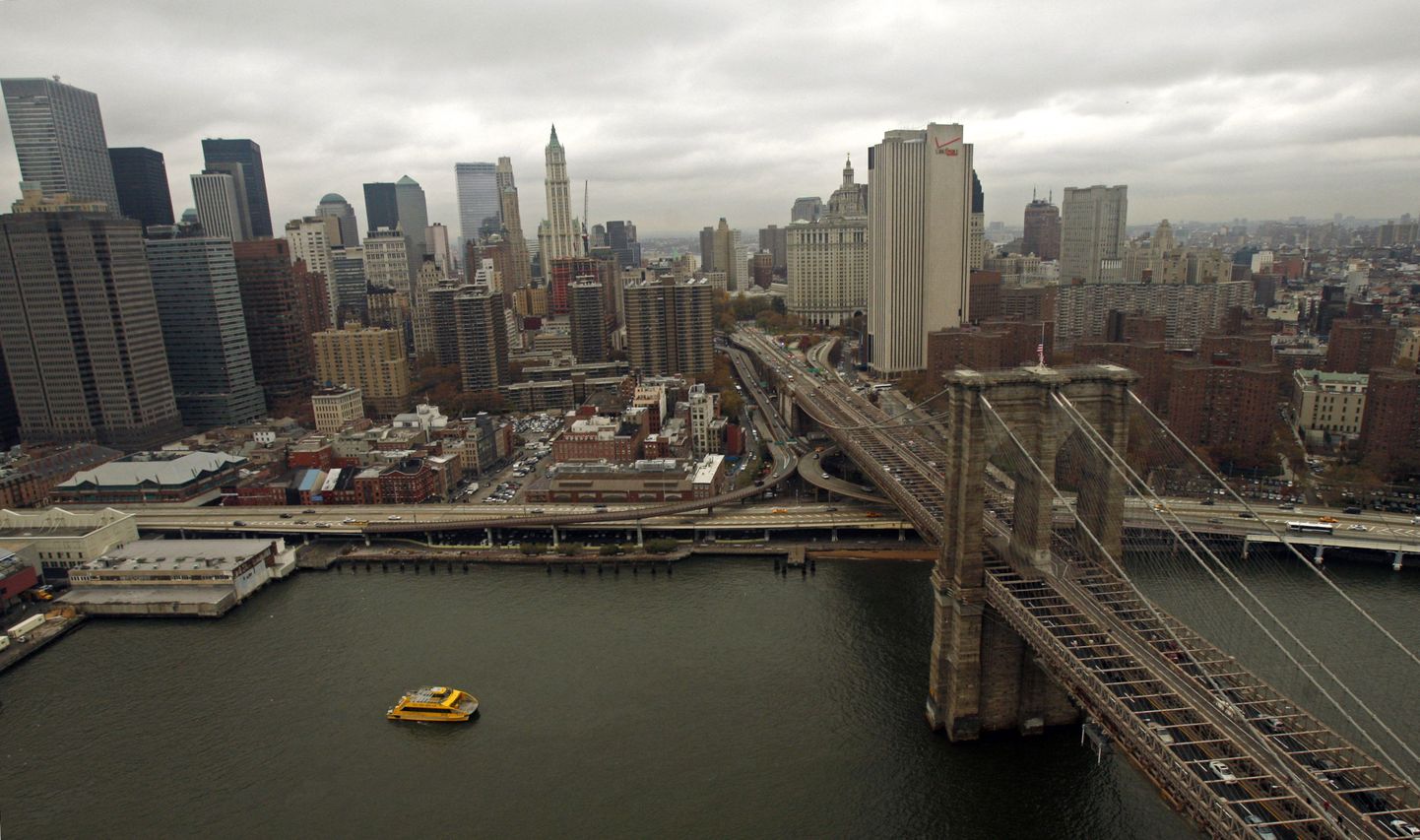 Вид на Бруклинский мост в Нью-Йорке