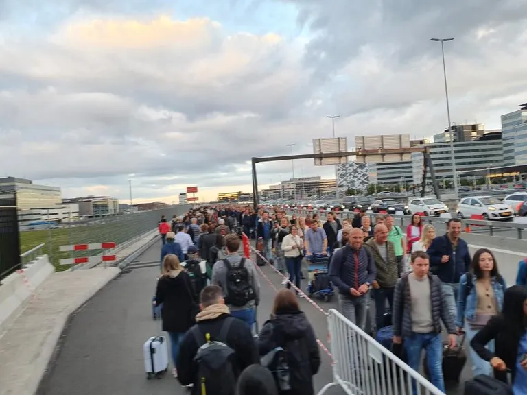 Kilomeetrine turvajärjekord Amsterdamis 26. mail kell 6 hommikul