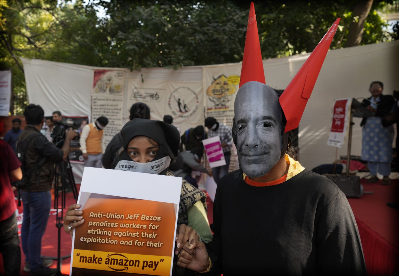 Keegi kannab Amazoni asutaja Jeff Bezose näoga maski, ühinedes teiste töötajatega, kes protesteerivad Indias madala palga ja viletsate töötingimuste tõttu.