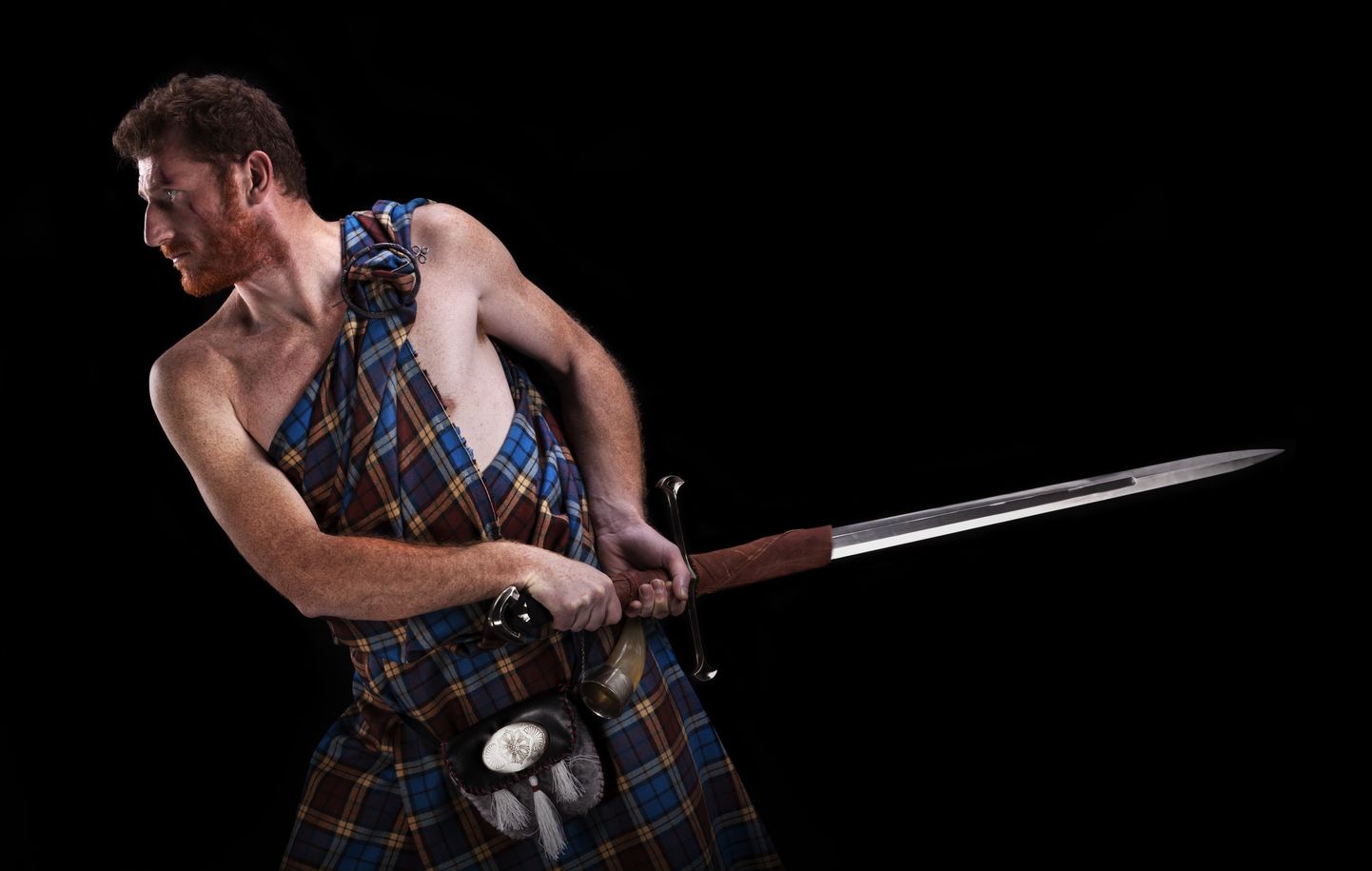 Šoti sõdalaseks kehastunu kildis ja traditsioonilise mõõgaga. Pilt on illustreeriv