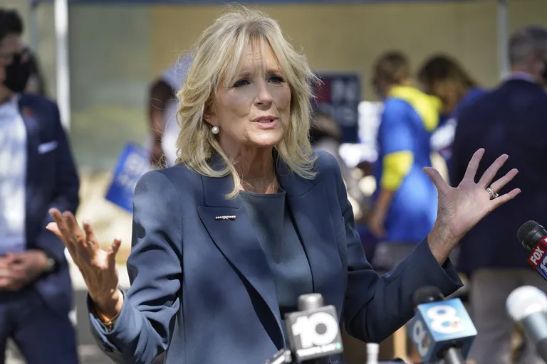 Jill Biden rääkimas 3. novembril 2020 Floridas St. Petersburgis ajakirjanikega