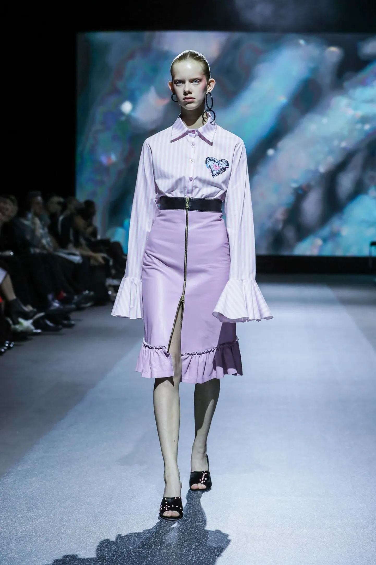 Maria Avdjuško tütar hiilgas Roberta Eineri moe-showl modellina
