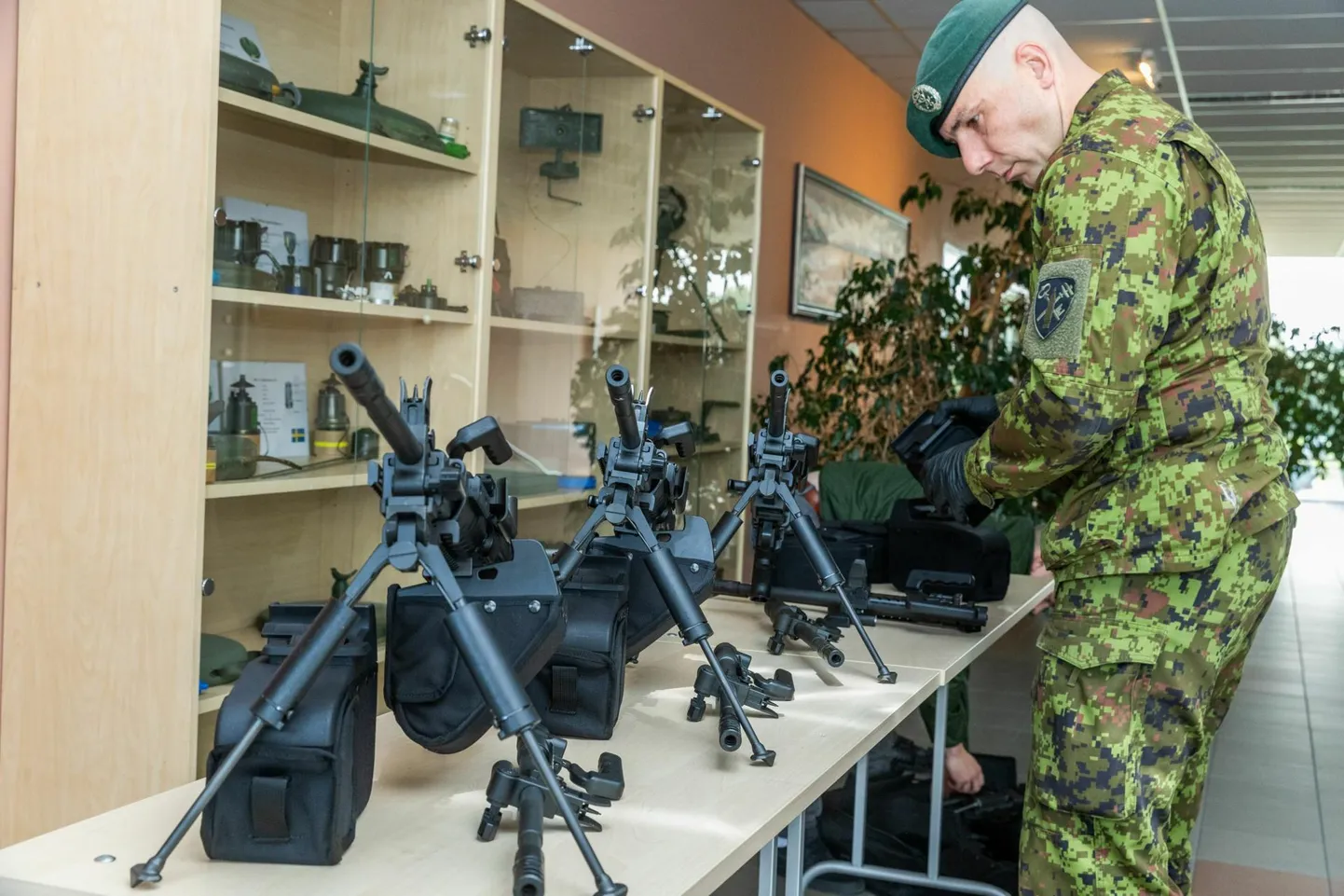 Nobe mees. Veebel Mario Nõlvakul kulus viie kergekuulipilduja kokkupanekuks vaid viis minutit.