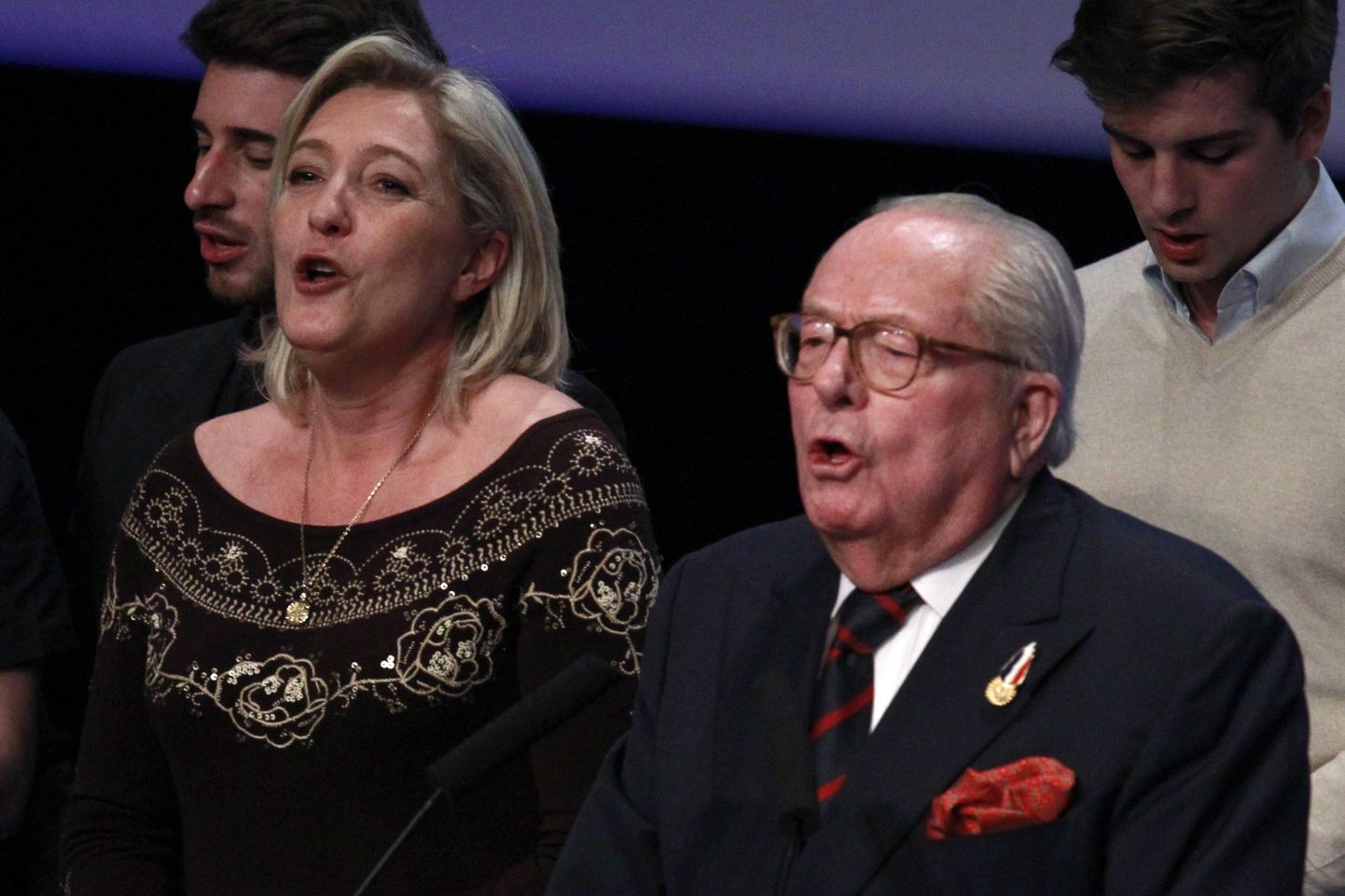 Marine Le Pen koos isa Jean-Marie Le Peniga Prantsusmaa hümni laulmas.