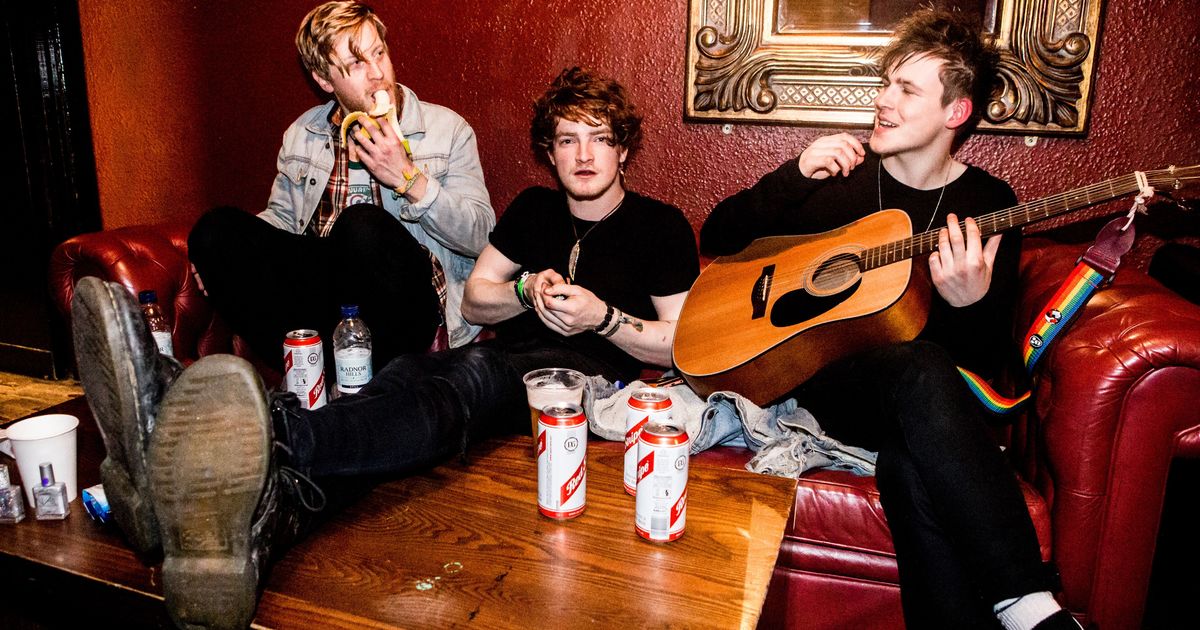 Traagiliselt hukkunud Viola Beach'il tuleb välja debüütalbum Muusika