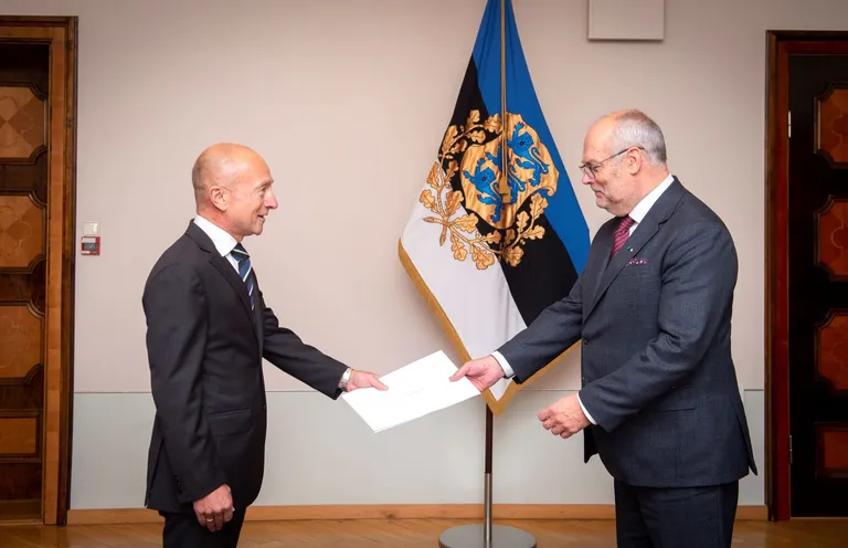 Taani suursaadik Eestis Niels Boel Abrahamsen andis president Alar Karisele üle oma volikirja.