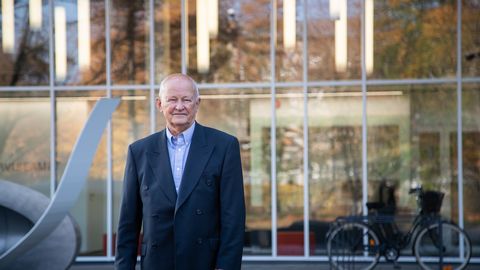1938. aastal sündinud Kuulo Kutsari pikk karjäär sai omal ajal alguse õpingutest Tartu Ülikooli arsti teaduskonnas, mille ta lõpetas aastal 1965. 1938. aastal sündinud Kuulo Kutsari pikk karjäär sai omal ajal alguse õpingutest Tartu Ülikooli arsti teaduskonnas, mille ta lõpetas aastal 1965.