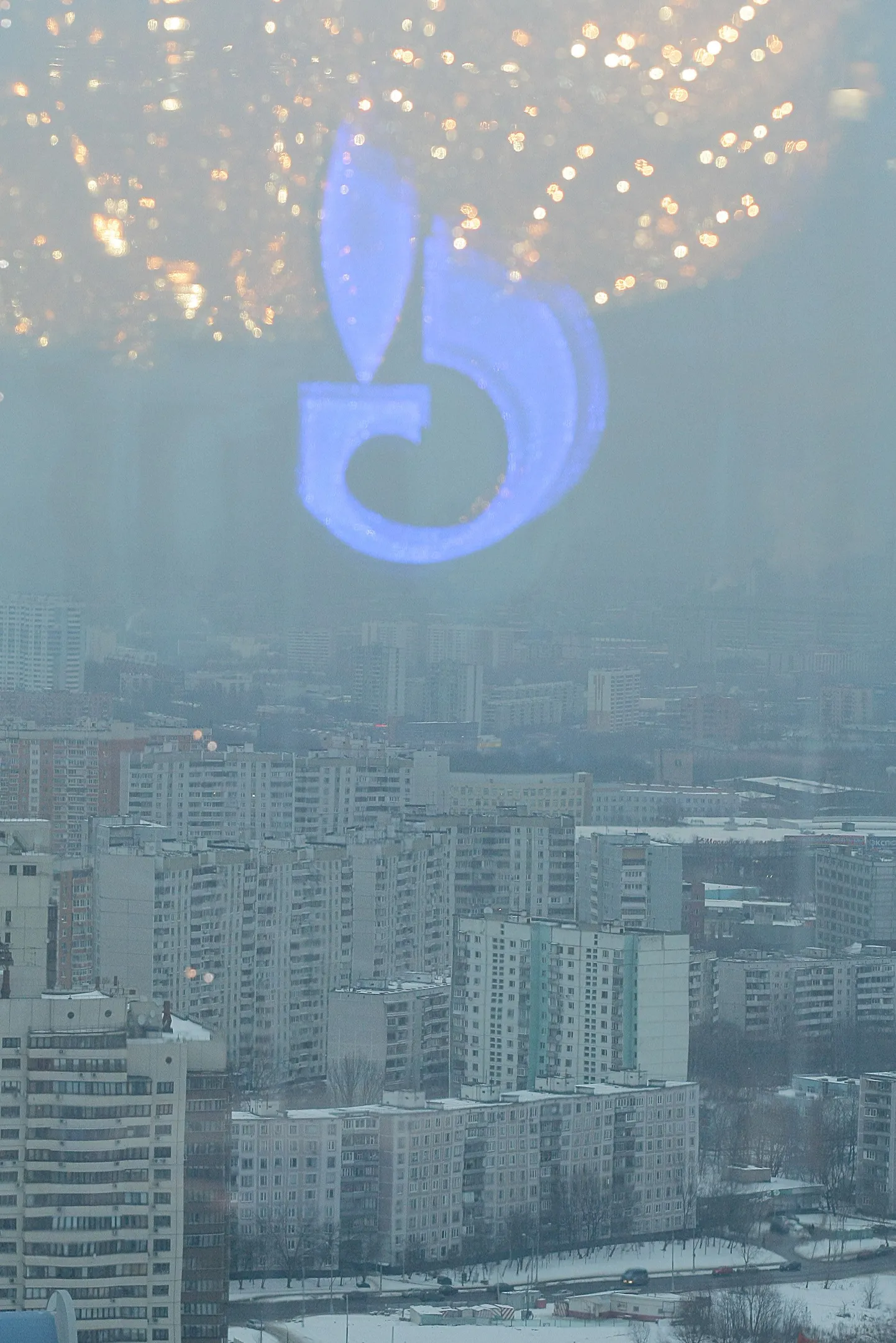 Moskva panoraam, vaadatuna Gazpromi peakorteri aknast, millelt peegeldub gaasimonopoli logo.