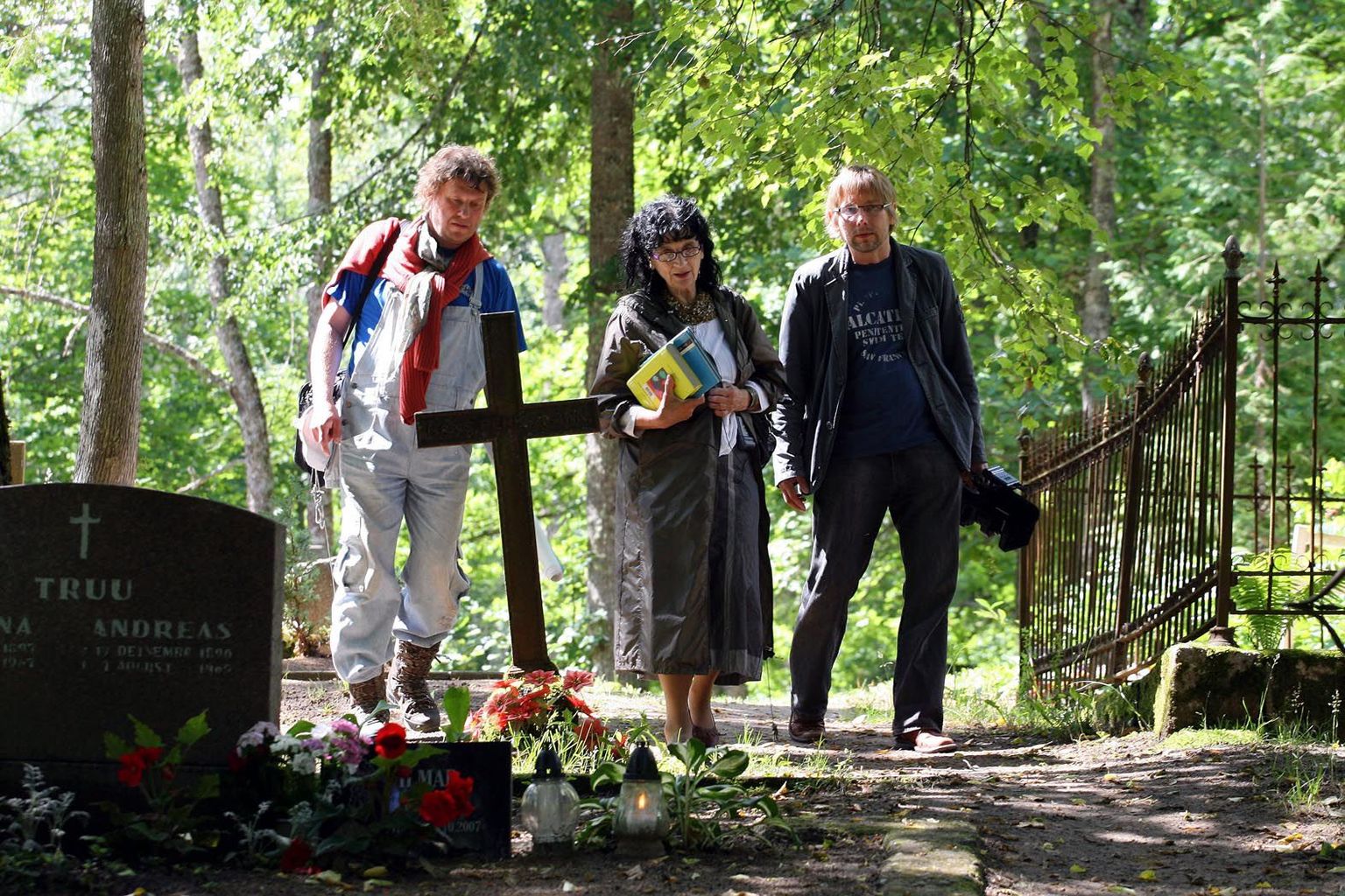 Juhani Püttsepa ema juured on Helmes ja sealsel kalmistul filmitigi üks tulevase sarja osa.