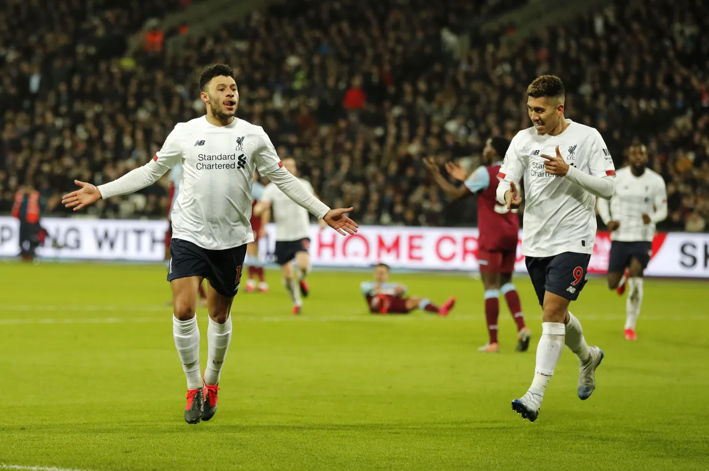 Alex Oxlade-Chamberlain ja Roberto Firmino väravat tähistamas.