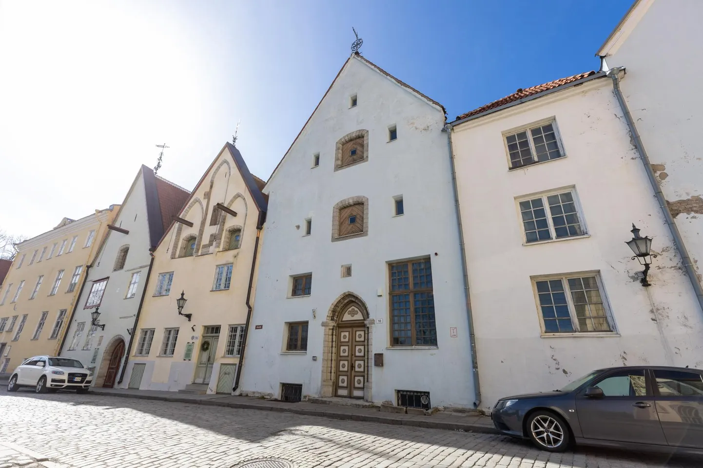 Rüütli tänav 10 asus Marsi tall ehk relvakoda, kus relvi valmistati, parandati ja varuks hoiti. Esimesel korrusel paiknesid töökojad, teisel laod.