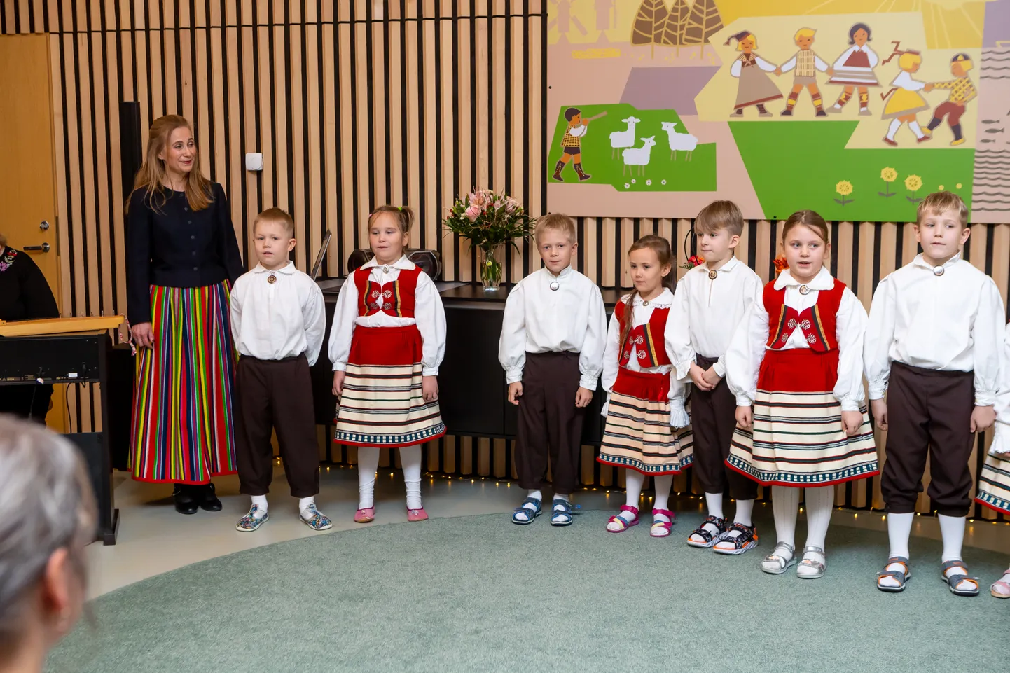 PALJU ÕNNE! Lisaks kontserti nautimisele oli külalistel võimalus tutvuda vastvalminud ajaloolise seinamaalingu – pannoo taastatud variandiga ja lasteaia ajalooliste dokumentidega.