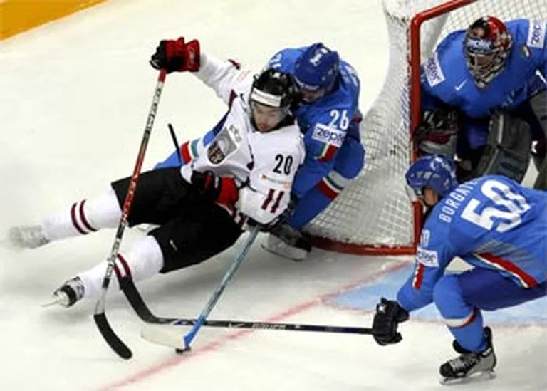 2007. gada 2. maijs, Maskava. Kaspars Daugaviņš (pirmais no kreisās) spēlē ar Itāliju guva vienus vārtus un bija viens no labākajiem mūsu komandas rindās.