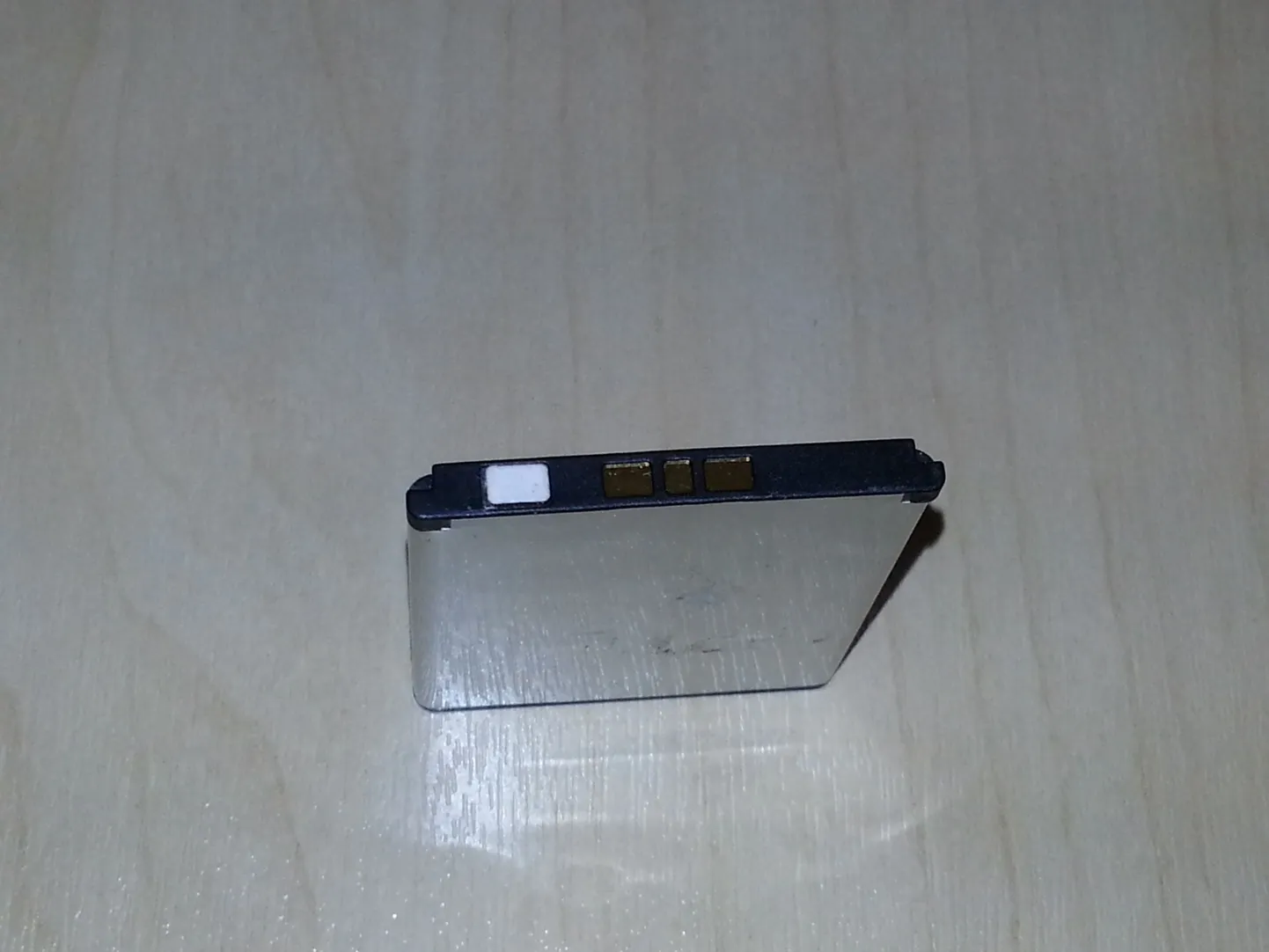 Mõnedel mobiiltelefoni mudelitel on aku peal valge ruuduke, mis niiskusega kokkupuutel värvi muudab. Valge muutub roosaks.