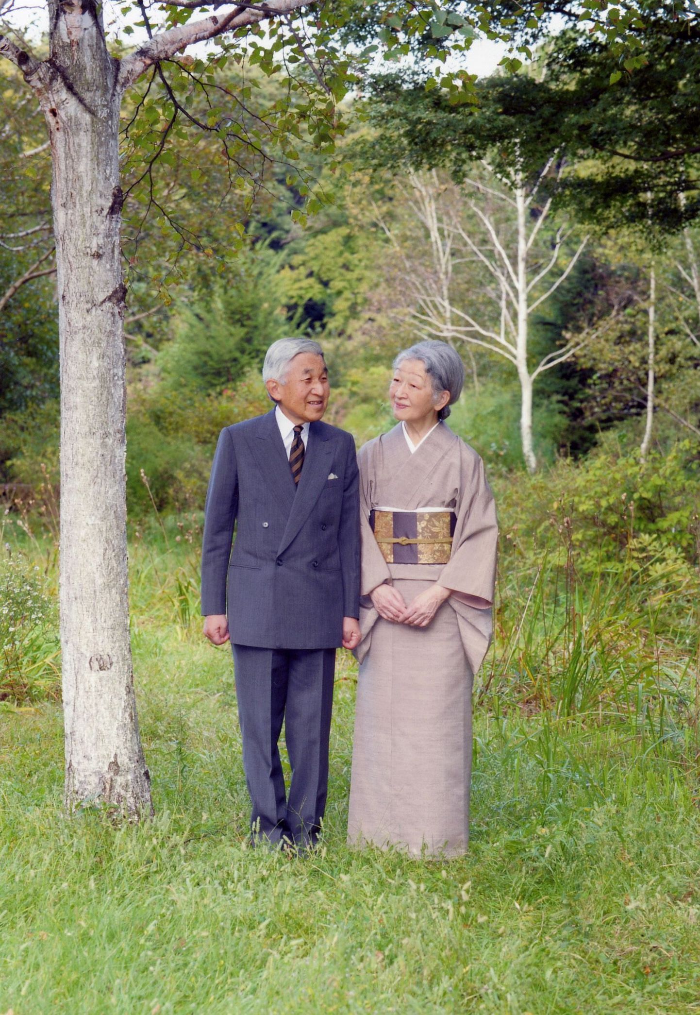 Jaapani keiser ja keisrinna Michiko oma palee aias 6. oktoobril tehtud fotol.