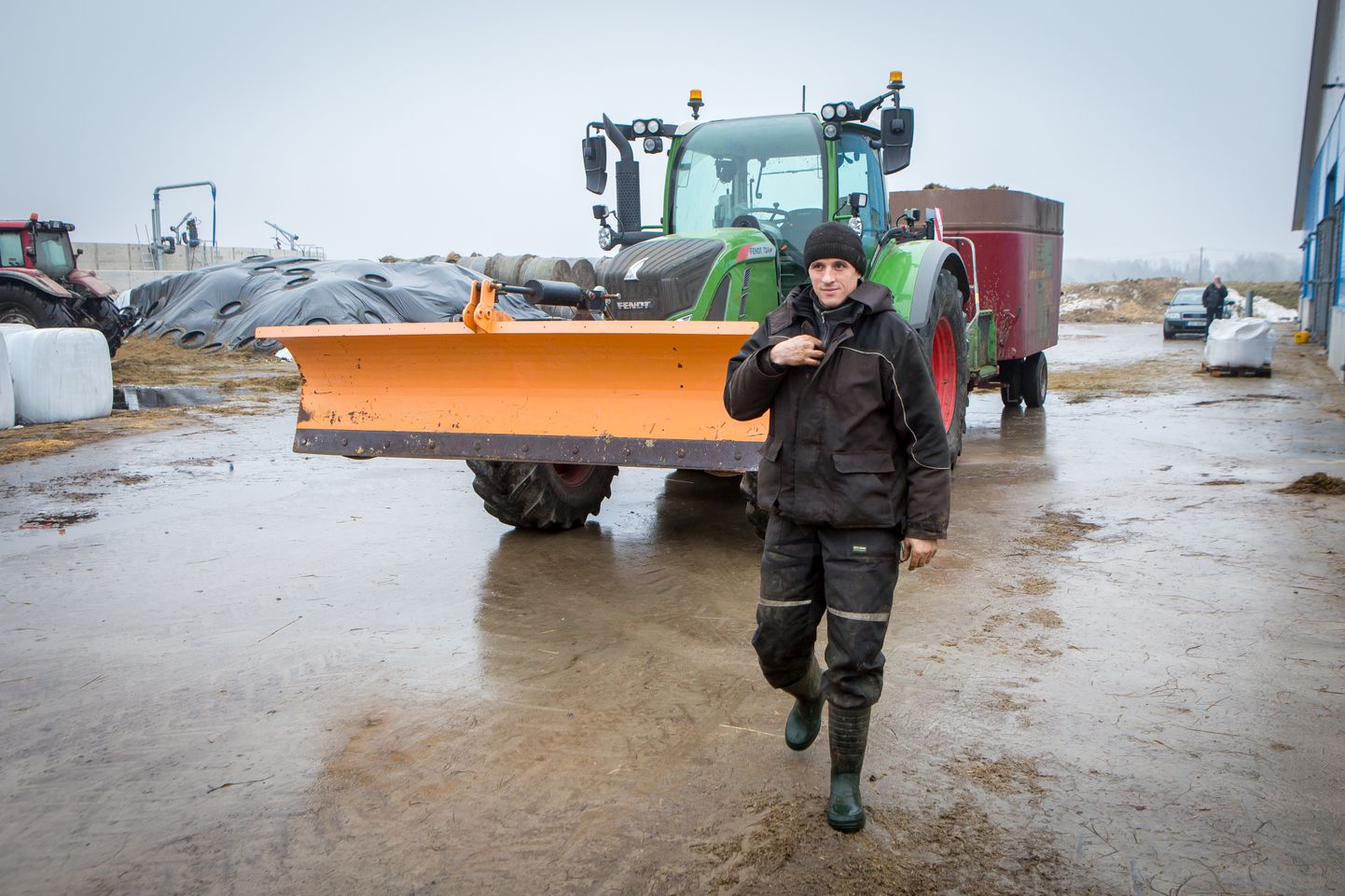 SAAREMAAL SAI TÖÖD: Saaremaal juba aastajagu farmitööd teinud Mykhailo Demianovile kodumaal tasuvat tööd ei jagunud.