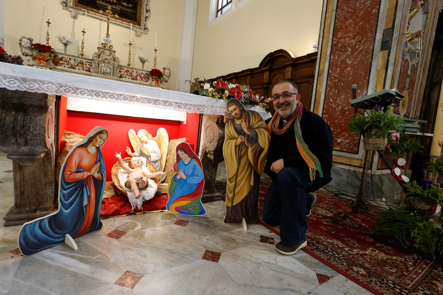 Capocastello di Mercogliano Püha Peetruse ja Pauluse kiriku preester Vitaliano Della Sala poseerib tänavuse jõulusõime juures, kus Jeesuslapse kõrval on kaks ema.