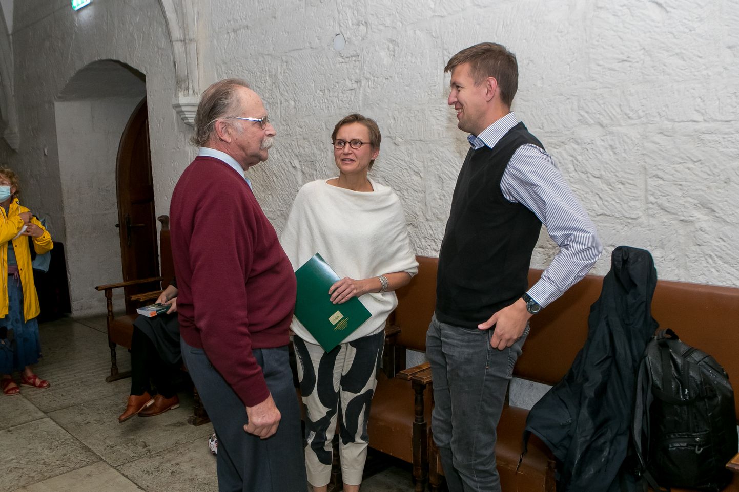 MARK GORTFELDERIGA vestlevad Saaremaa muuseumi juhatuse liige Rita Valge ja raamatu toimetanud teadur Olavi Pesti.
