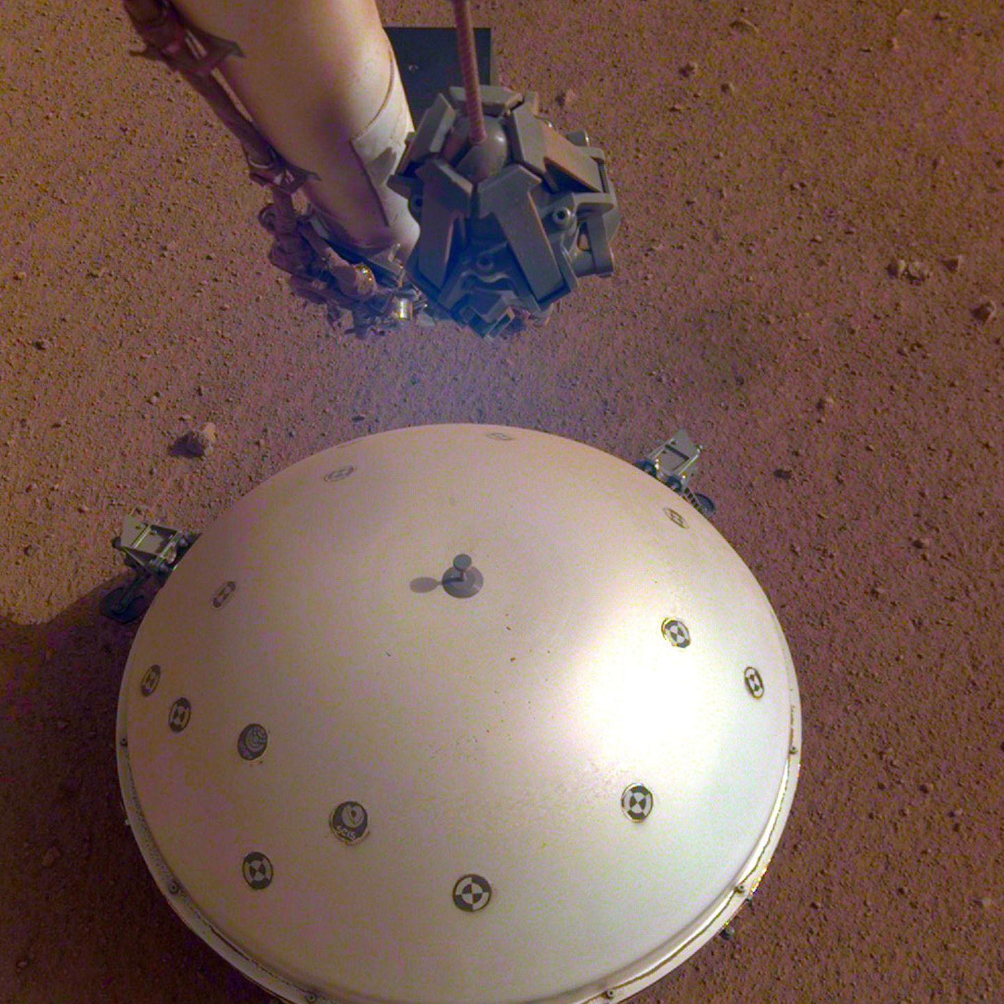 Foto Mars InSighti seismomeetrist.