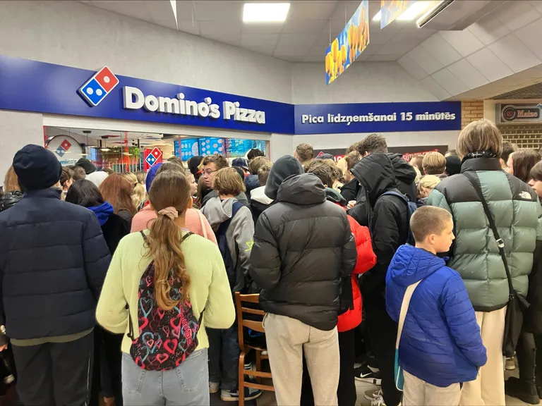 Очередь у пиццерии Domino's pizza