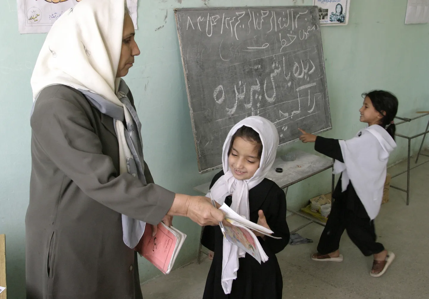 Afgaani naine lapsi õpetamas.