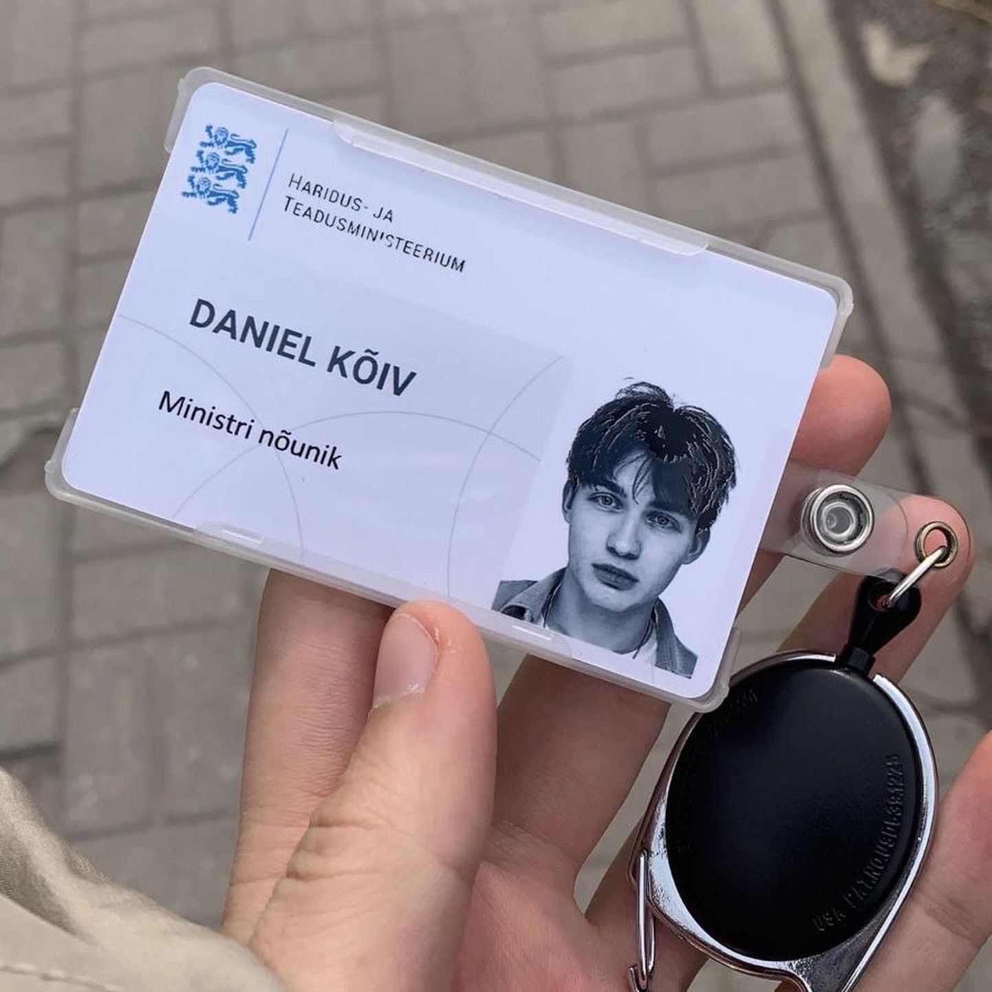 Esmaspäeval oli Daniel Kõivu esimene ametlik tööpäev ministri nõunikuna, mida kinnitab muu hulgas uus profiilipilt sotsiaalmeedias.