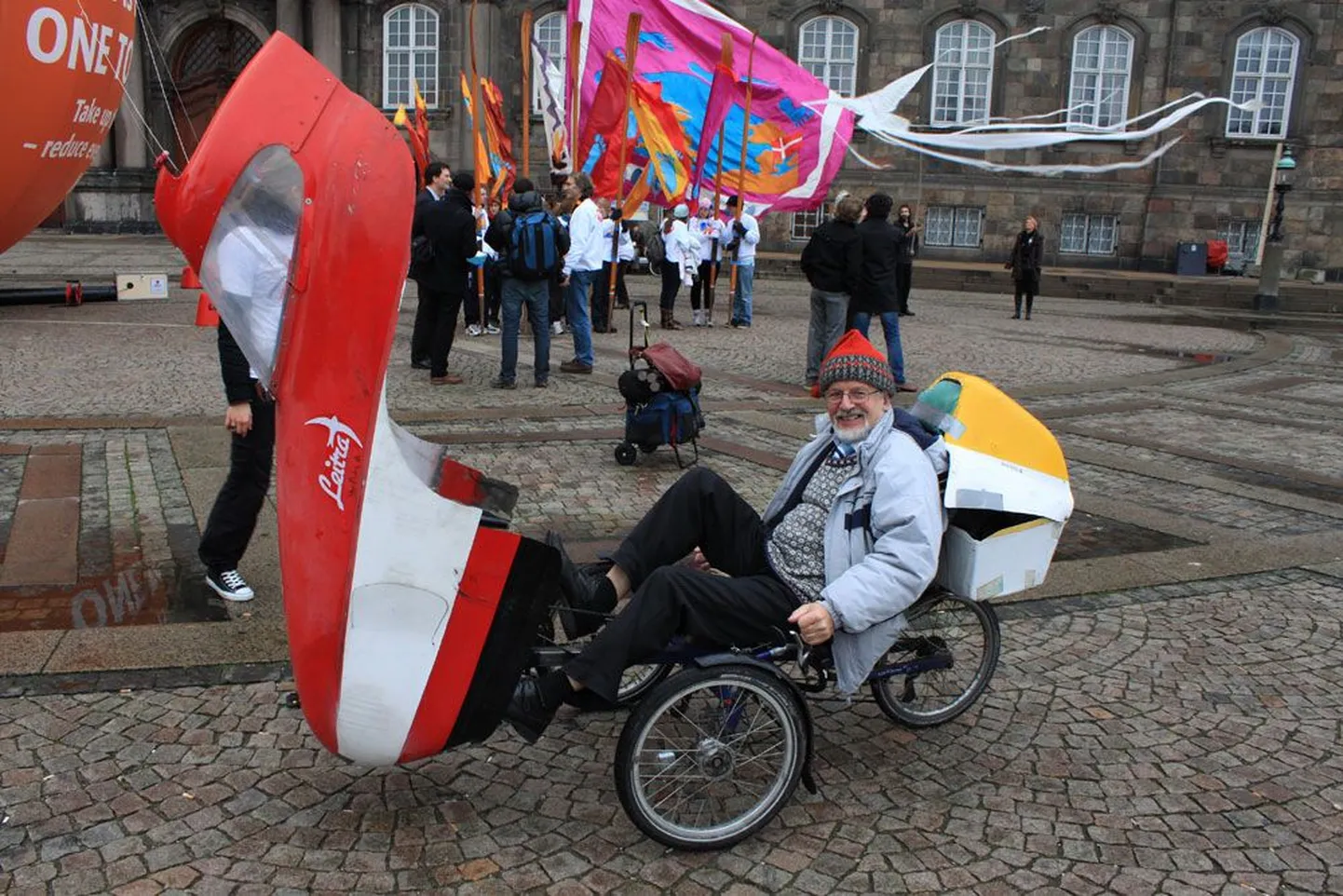 Piltide autor proovis ära selle kondimootoriga töötava auto ning leidis, et tuulisel ja vihmasel Manijal oleks taoline kabiiniga jalgratas igati mõnus ja mõistlik sõiduk.