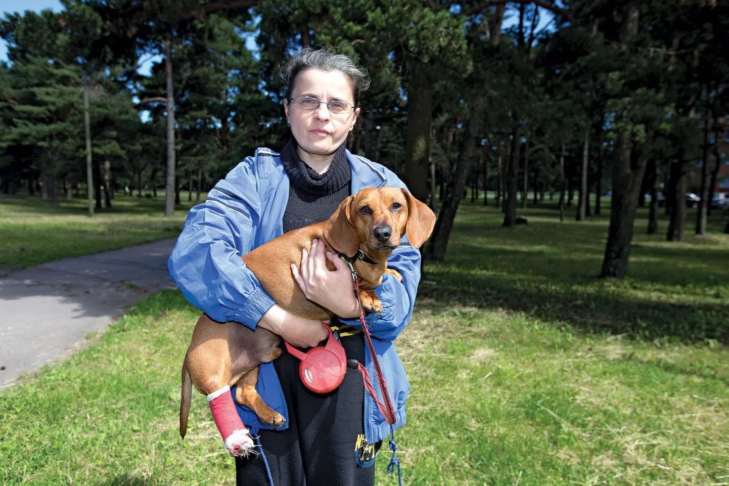 Лина со своей собачкой, жертвой межчеловеческого конфликта.