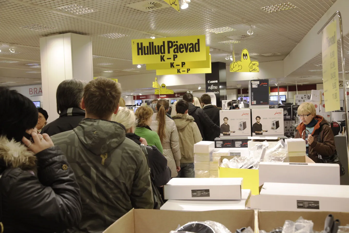 Stockmannis algasid järjekordsed Hullud Päevad. Pilt tehnikaosakonnas loogelnud järjekorrast.
