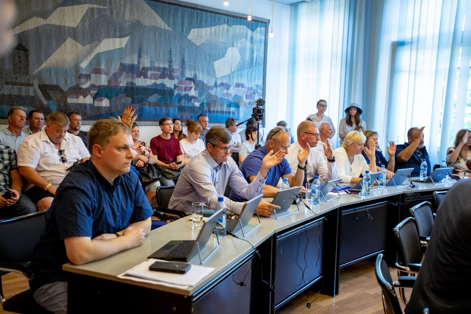 Narva volikogu erakorralisel istungil tanki küsimuses.