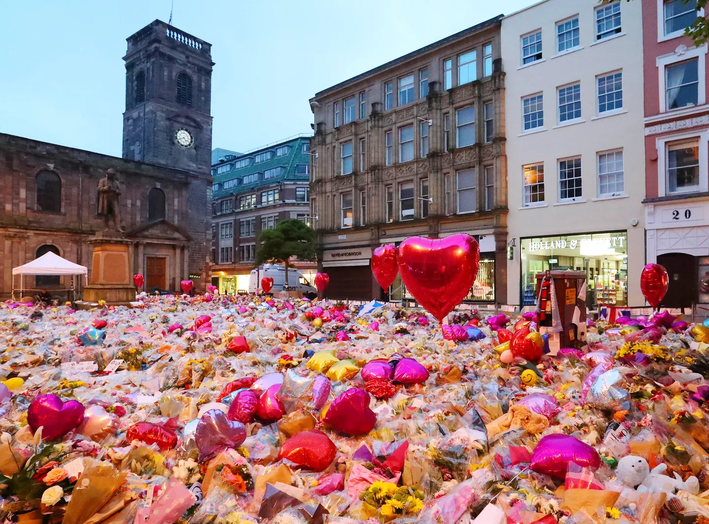 Hukkunute mälestamine Manchesteris St Ann Square'il