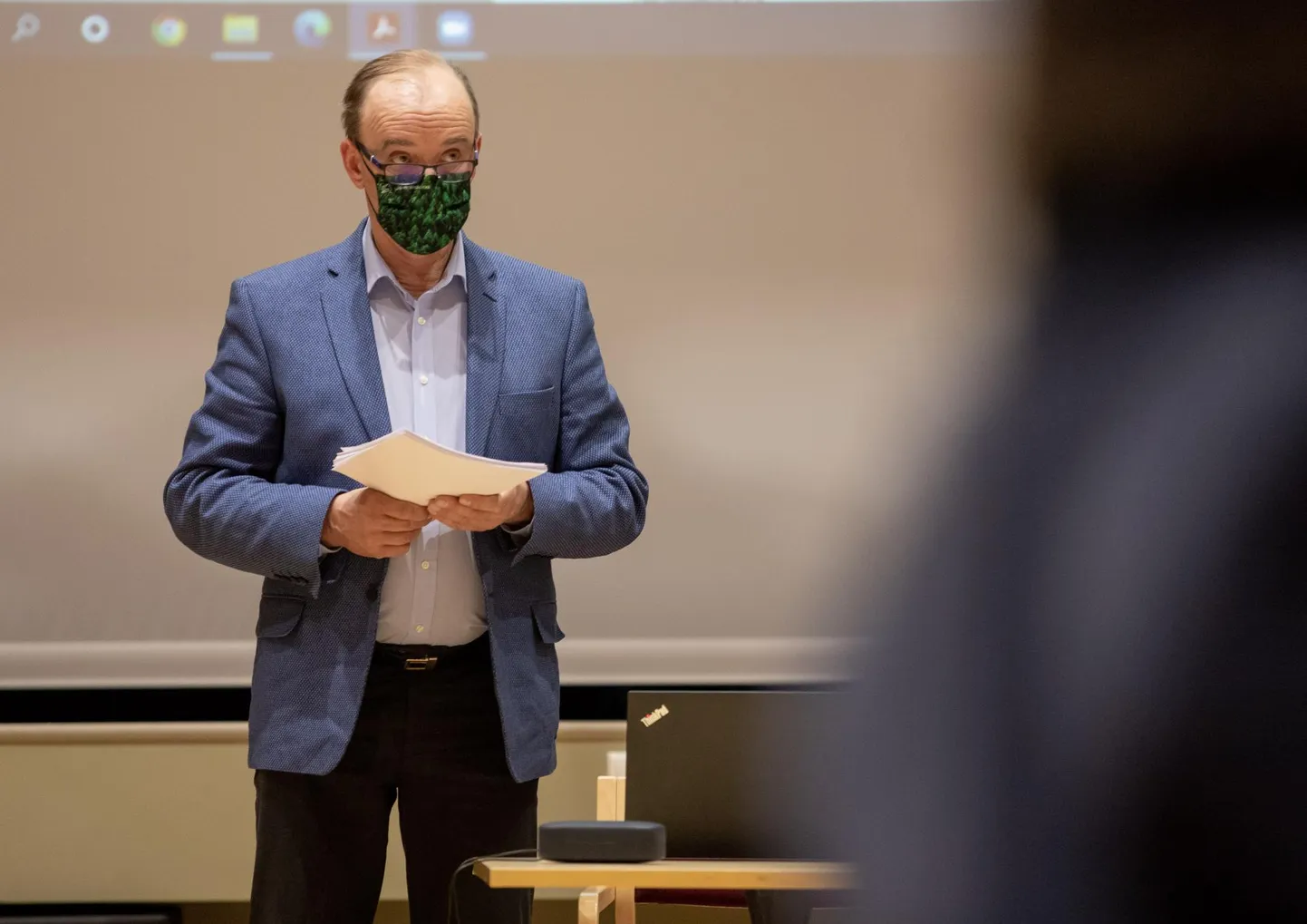 Saarde vallavolikogu aseesimees Väino Lill teatas eile õhtul, et astub tagasi ja loobub kohast volikogus.