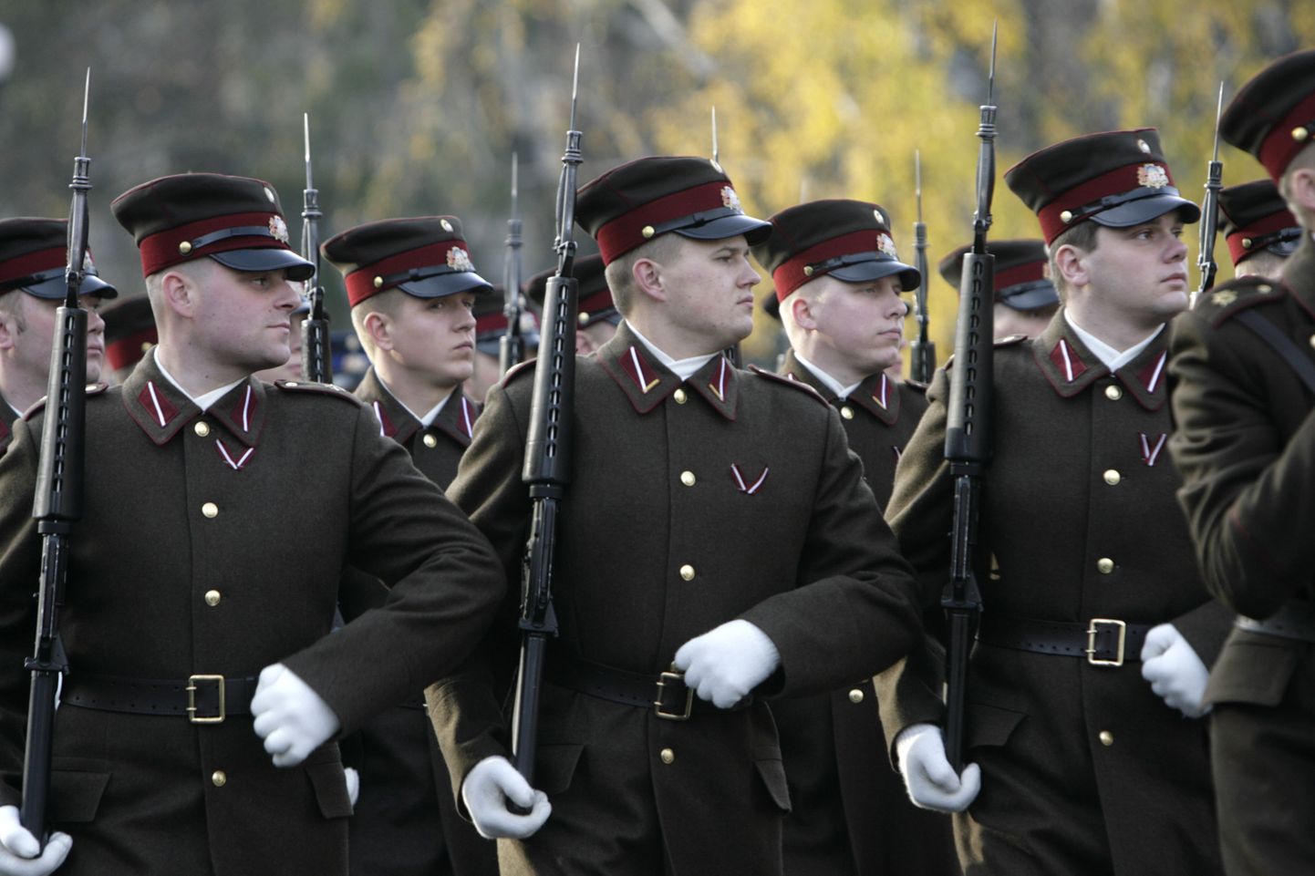 Läti armee ägab kasutu vanaraua koorma all.