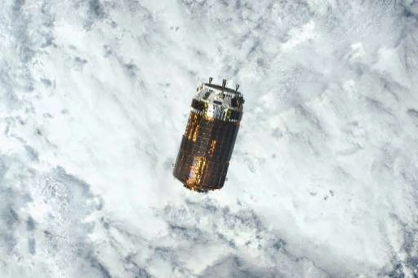 Jaapani kosmoseagentuuri JAXA transpordialus pidi katsetama uut 700 meetri pikkust kosmoseprügi püüdmise võrku, kuid missioon näib olevat teadmata põhjustel takerdunud.
