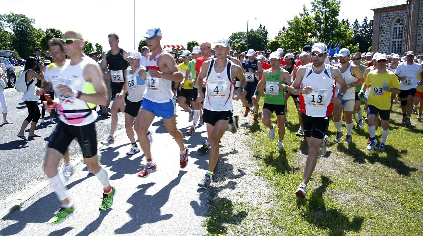 Pildil Pärnumaa Võidupüha maratoni start.