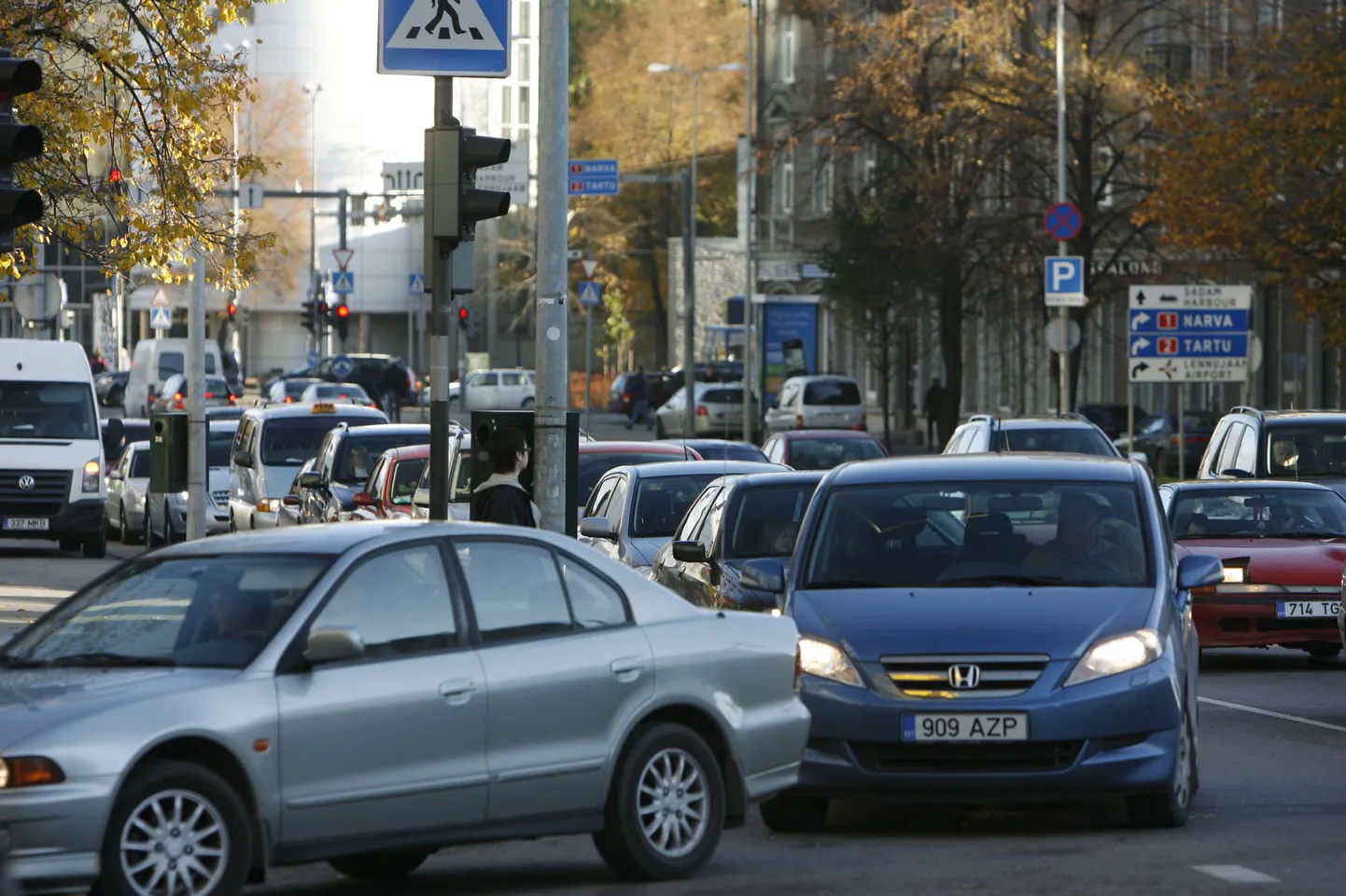 Автомобили в центре Таллинна.