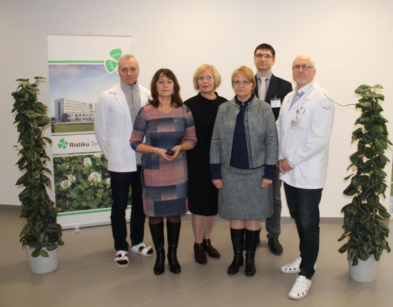 Täna sõlmis sihtasutus Pärnu Haigla osaühinguga Pärnu Perearstid üürilepingu ja kokku lepiti edasine tegevus nii ruumide sisustamise kui ka edaspidiste teenuste osutamise asjus.