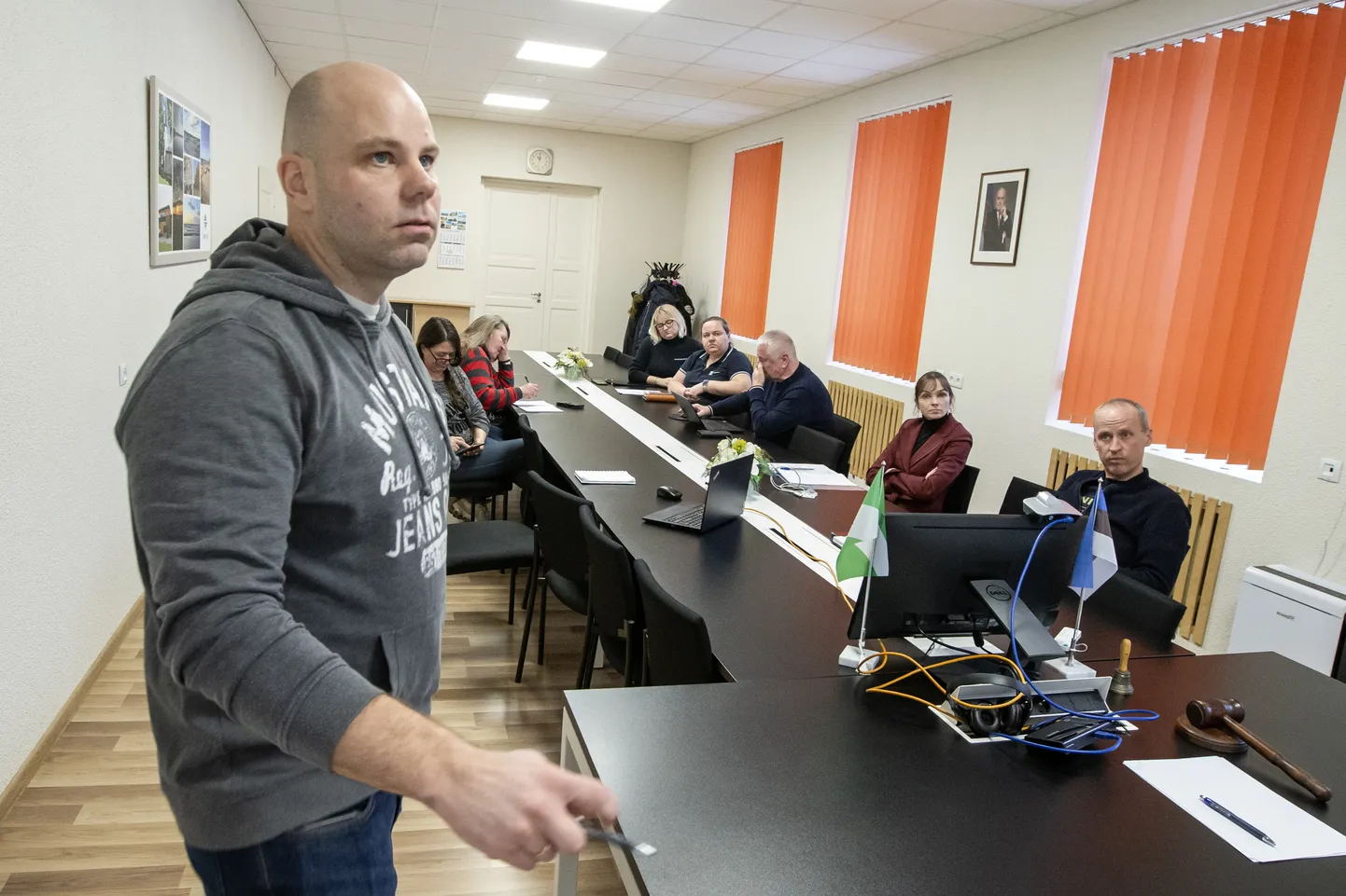 На проходившем в начале этого года в Люганузеском волостном доме обсуждении впервые была высказана мысль, что волость могла бы в виде исключения больше поддерживать владельцев загрязненных скважин. Эту идею претворили в жизнь, и теперь Танель Либлик (на переднем плане) говорит, что именно благодаря этому у него сейчас из крана в доме течет чистая вода.